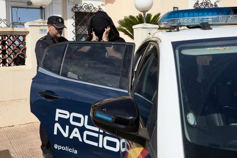 La PolicÃ­a Nacional traslada desde los calabozos de Denia (Alicante) a un detenido. /EFE /Natxo FrancÃ©s