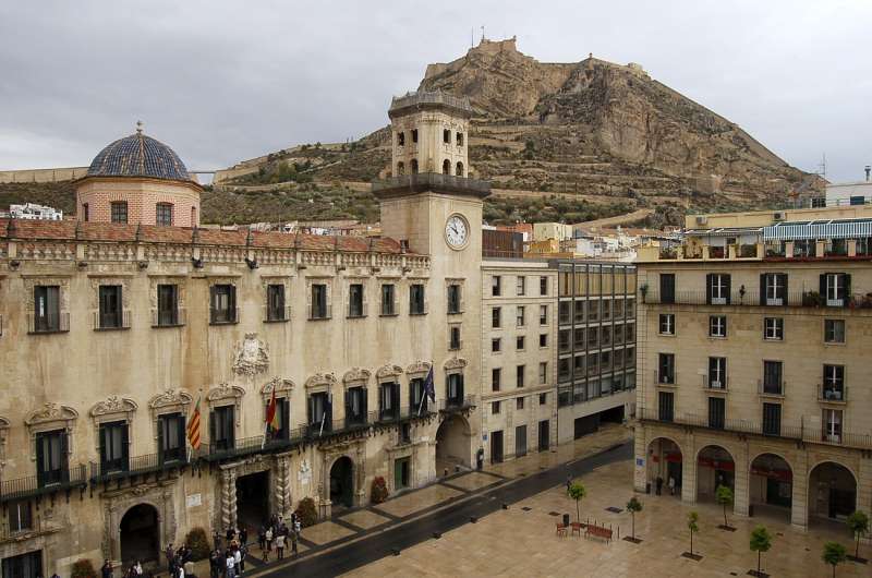 Edificio del Ayuntamiento de Alicante, con el castillo de Santa Bárbara sl fondo. EFE/J. Benet/Archivo

