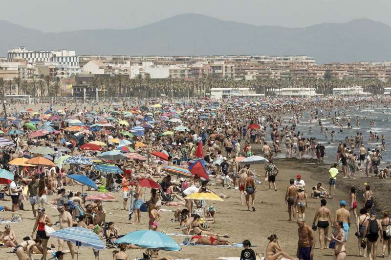Miles de personas abarrotaban hoy la playa de la Malvarrosa de ValÃ¨ncia.EFE/ Juan Carlos CÃ¡rdenas
