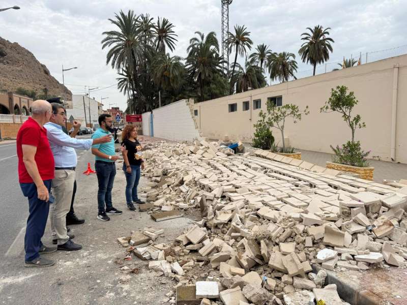 El muro derribado por el reventn hmedo en Callosa de Segura (Alicante). EFEJ. Escarabajal
