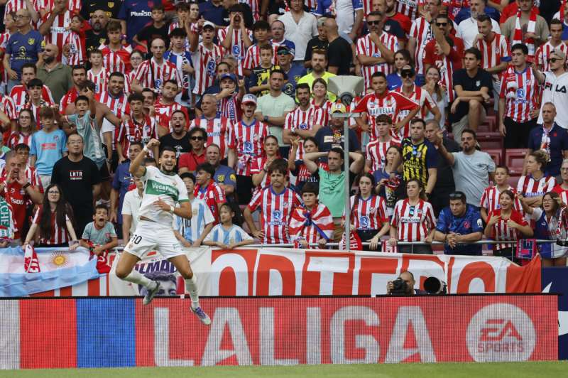 El delantero del Elche Rafa Mir celebra el primer gol de su equipo durante el partido de ftbol de LaLiga EA Sports entre el Atltico de Madrid y el Elche, en el estadio Metropolitano de Madrid. EFE Mariscal