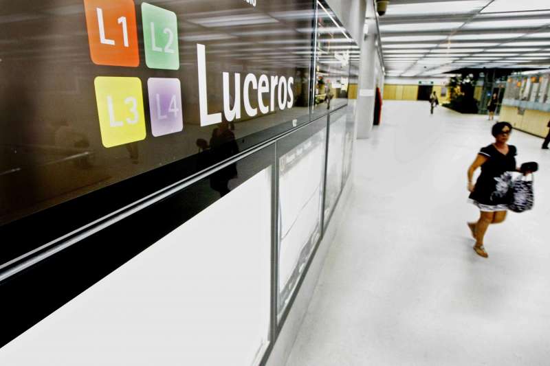 Marquesinas con indicaciones sobre la lÃ­nea L2 del tranvÃ­a metropolitano de Alicante (TRAM), en la estaciÃ³n principal de Luceros. /EFE