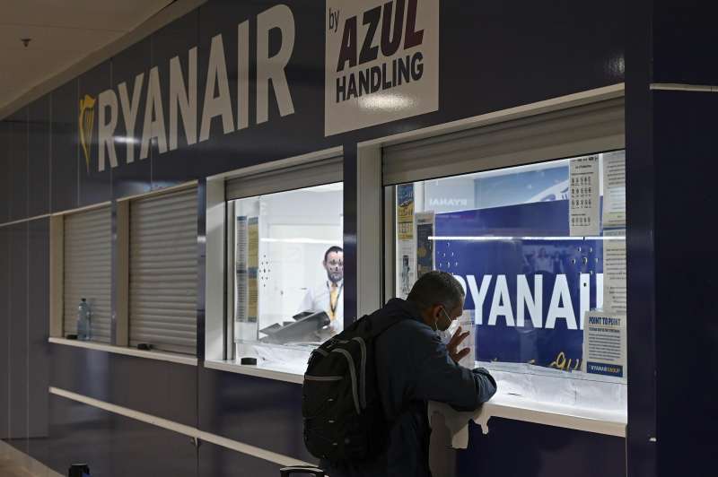 Un hombre se informa en una ventanilla de Ryanair de un aeropuerto. EFE/ Fernando Villar