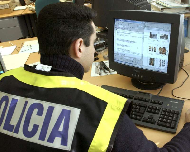 Un agente de Polica comprueba el contenido de una pgina en una imagen de archivo. EFEArchivo
