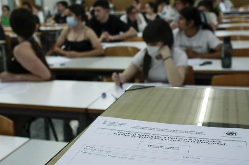 Estudiantes durante un examen de las Pruebas de Acceso a la Universidad (PAU). EFE/ Ana Escobar/Archivo
