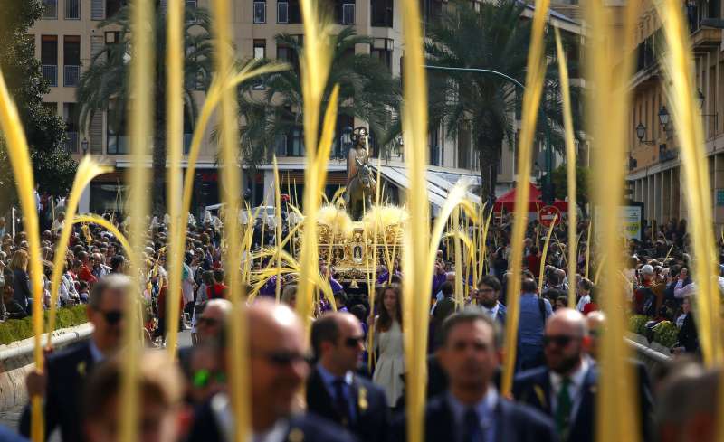 Miles de ilicitanos, acompañados de las tradicionales palmas blancas, durante el Domingo de Ramos. EFE/Manuel Lorenzo/Archivo