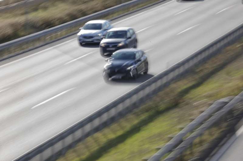 Tres veh�culos circulan por una v�a en una imagen de archivo. EFE Zipi
