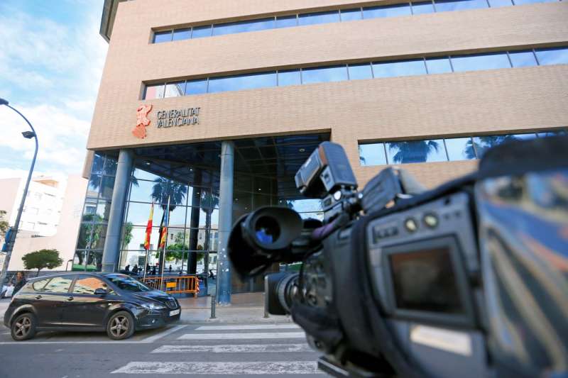Las cÃ¡maras de televisiÃ³n dirigen sus objetivos a las puertas de los juzgados de Alicante. EFE/Manuel Lorenzo/Archivo
