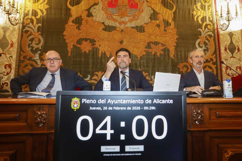 El alcalde de Alicante, Luis Barcala, durante el pleno del Ayuntamiento de Alicante. EFEMorell