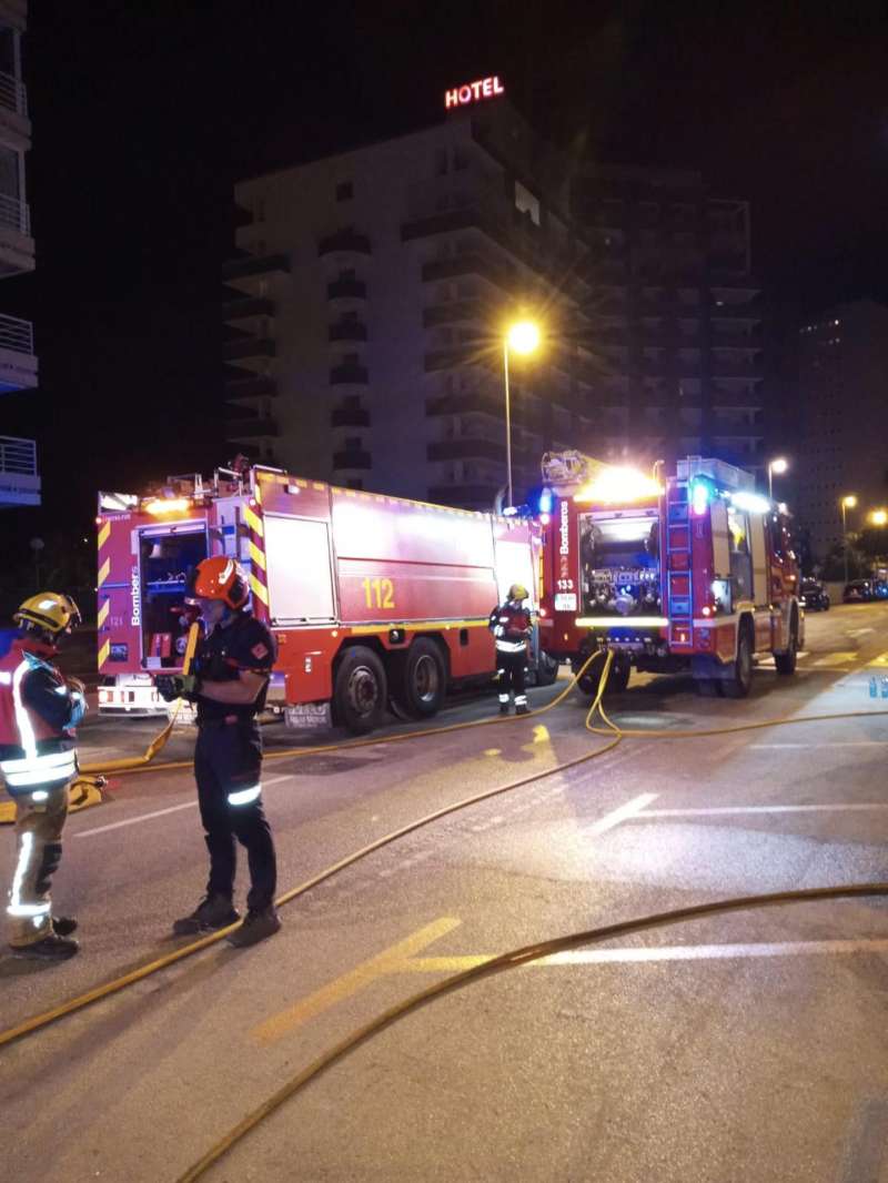 Bomberos trabajando en la extinción de un incendio en Calpe (Alicante). EFE