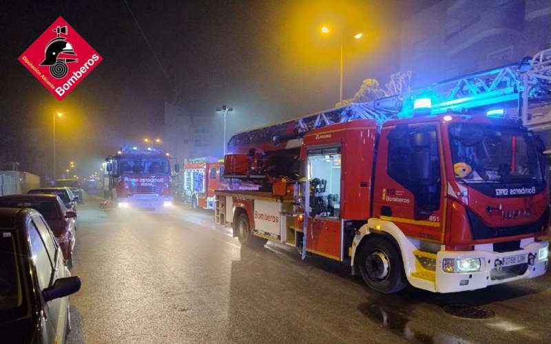 Los bomberos trabajando en el incendio, en una imagen compartida por el Consorcio provincial de Alicante.