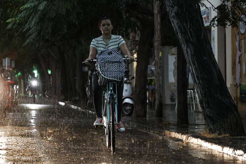 Una ciclista circula bajo la lluvia. EFE/Manuel Bruque/Archivo

