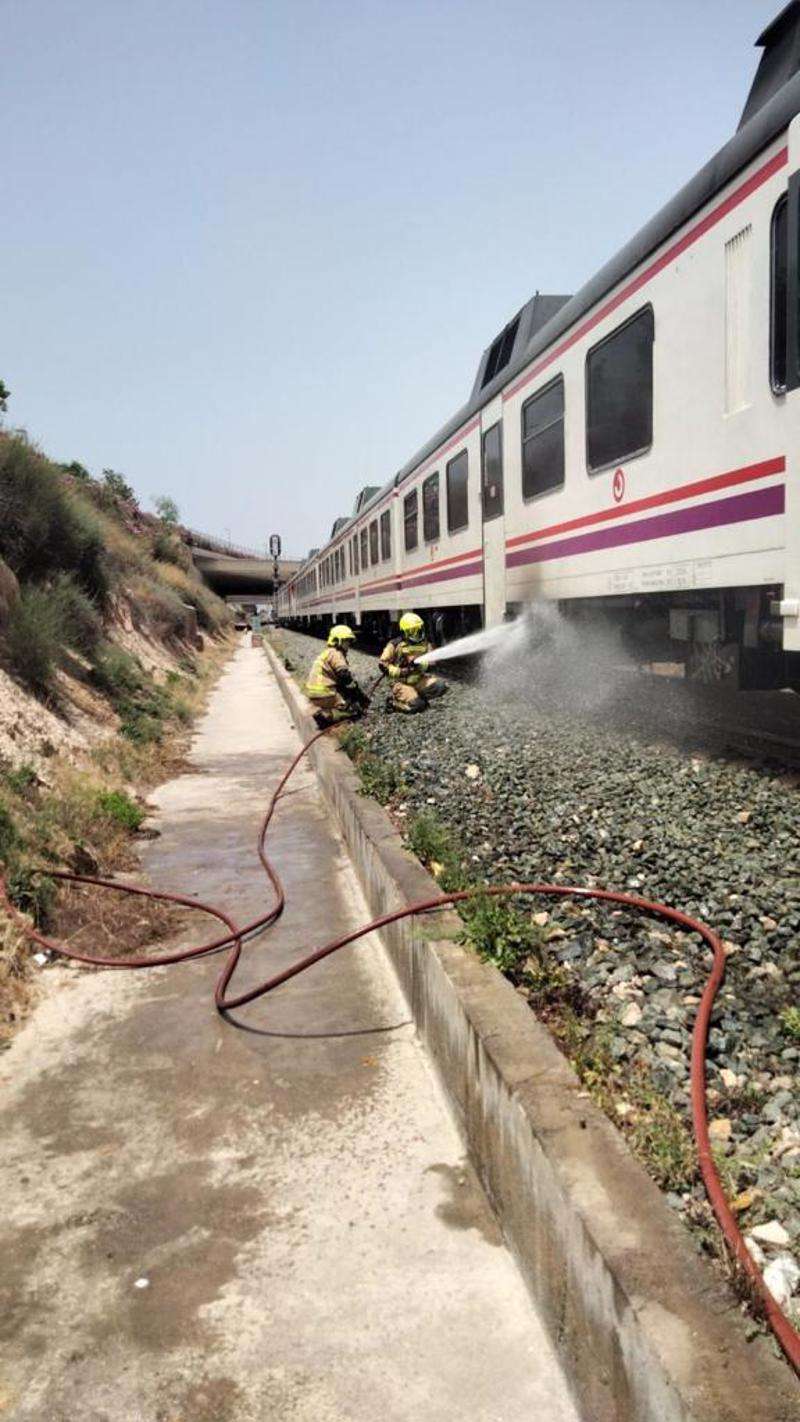 Imagen del tren incendiado facilitada por el Ayuntamiento de Alicante. /EPDA