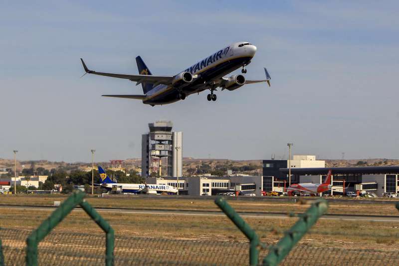 Un avi�n despega desde el aer�dromo alicantino. EFEMorellArchivo