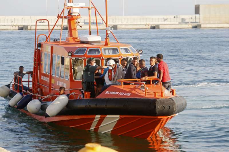 Una patrullera de Salvemento Marítimo traslada a los primeros inmigrantes localizados por la Guardia Civil en una embarcación tipo patera en la isla de Tabarca (Alicante). Archivo/ EFE/Manuel Lorenzo

