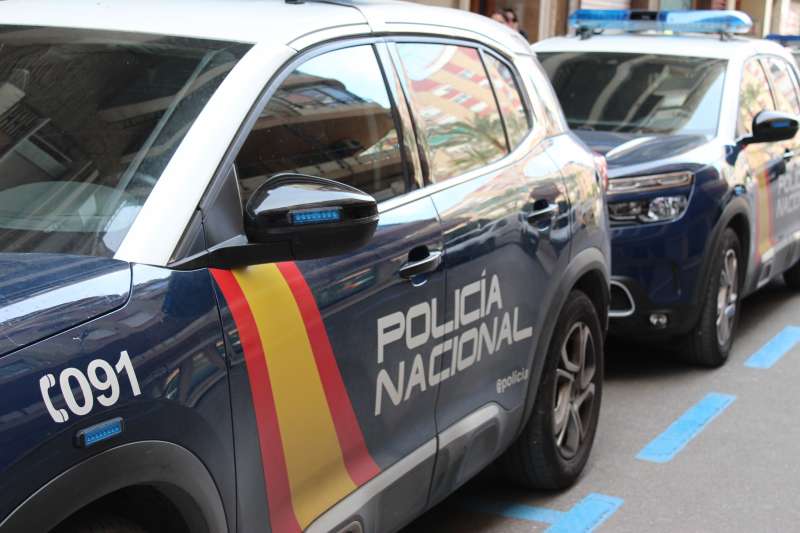 Dos vehículos de la policía nacional. /EPDA