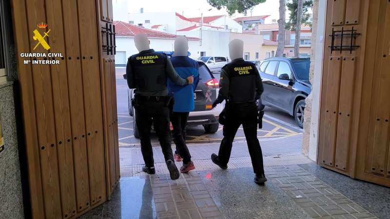 Imagen del detenido por el atraco a una gasolinera de Novelda. EFEGuardia Civil
