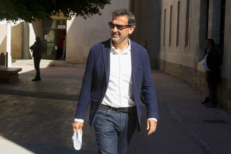 El director territorial de la Conselleria en Alicante, Juan Manuel Galbis, sale de los juzgados tras declarar ante la jueza sobre las viviendas VPP. EFEMorell
