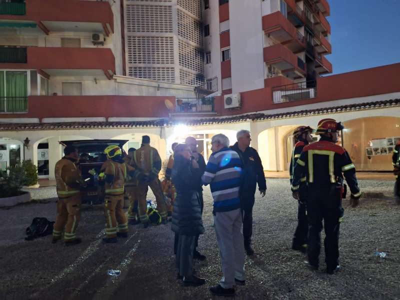 Varios bomberos junto al edificio de X�bia en el que se ha declarado un incendio, en el que han muerto dos personas. EFEImagen facilitada por el Ayuntamiento.
