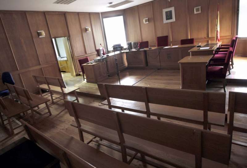 Vista de una sala de juicios vacía. EFE/Emilio Naranjo/Archivo
