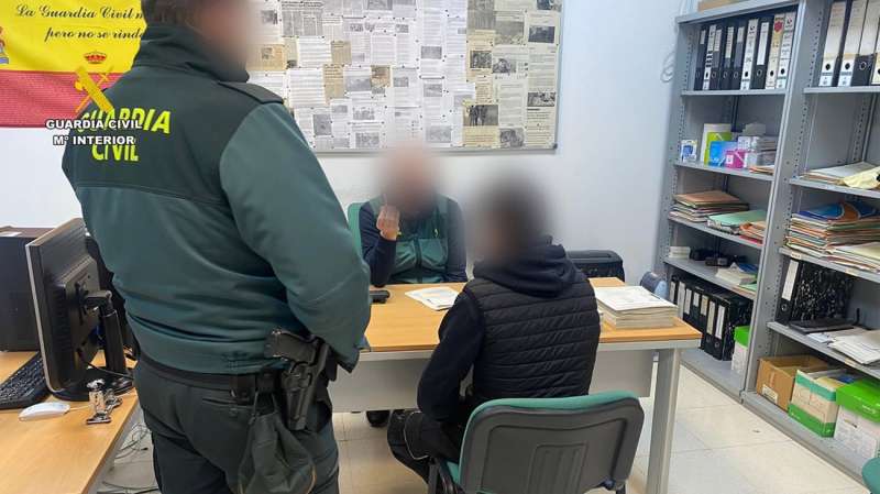 El detenido, en comisaría, en una imagen difundida por la Guardia Civil. /EPDA