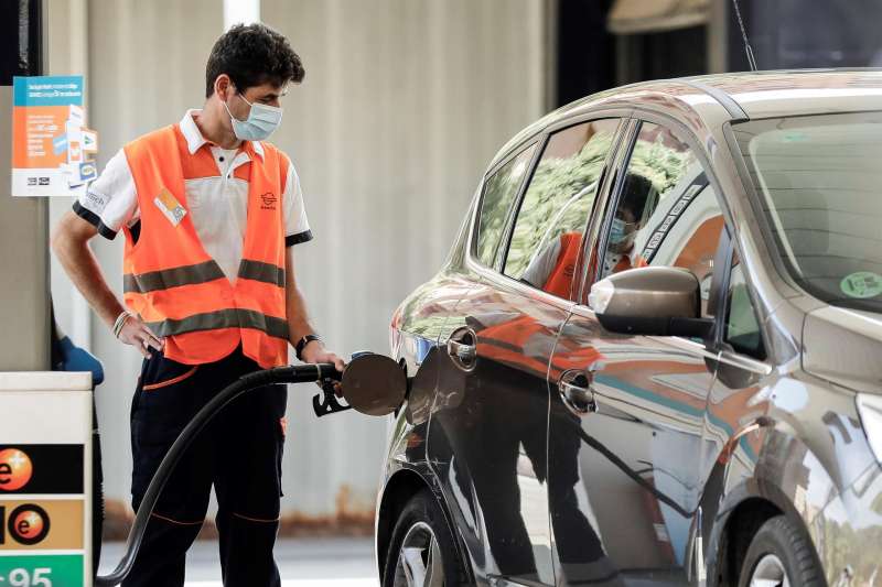 Un empleado pone gasolina a un coche en una gasolinera de ValÃ¨ncia. EFE/Ana Escobar/Archivo
