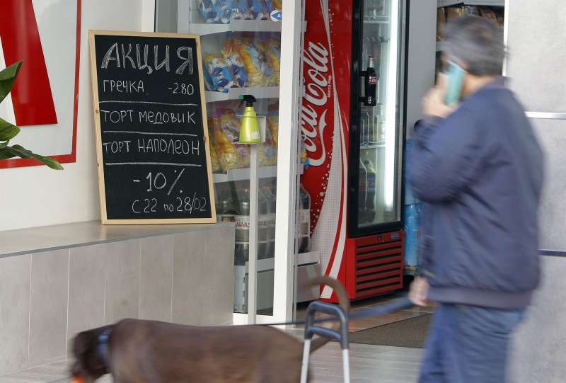 Una persona pasa ante un supermercado ruso en Torrevieja. EFE/Morell