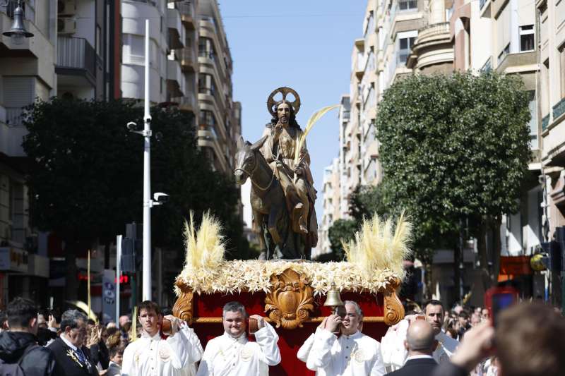Personas participan en la procesi�n del Domingo de Ramos durante la Semana Santa celebrada en Elche. EFE  Pablo Miranzo