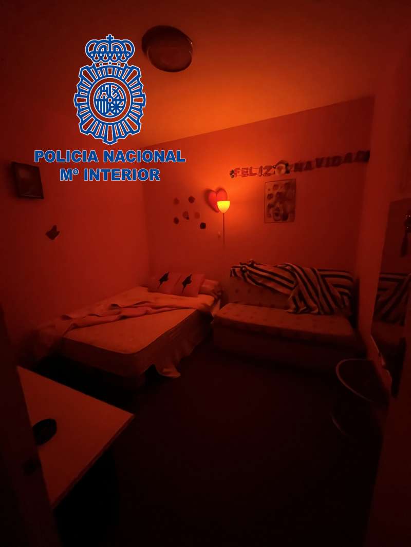 Una de las habitaciones donde se ejercía la prostitución, en una imagen de la Policía Nacional.
