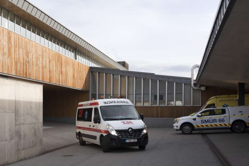 Imagen de archivo de una ambulancia. EFE David Borrat
