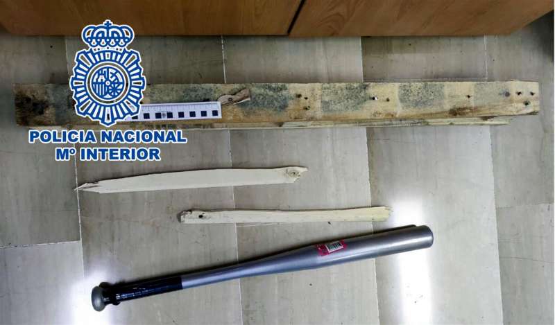 Bate de béisbol y palo de madera utilizado en la agresión de Alicante. Foto Policía Nacional
