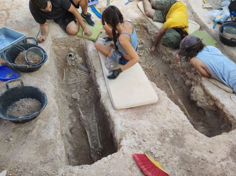 Un equipo de doce voluntarios de las universidades de Alicante y Valencia desarrolla las labores, dirigidas por el arqueólogo José Luis Menéndez.EPDA 
