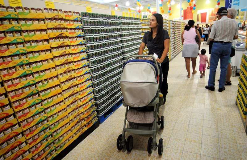 Una madre recorre un supermercado con un bebÃ© en un cochecito. EFE/Archivo
