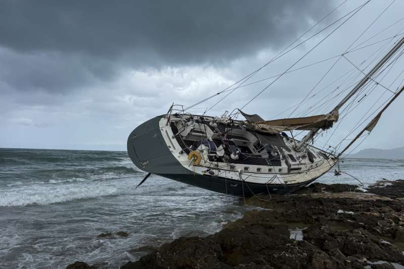 Un velero de grandes dimensiones y sin pasajeros a bordo ha encallado en una zona rocosa del paraje conocido como Primer Muntanyar de la localidad alicantina de Xbia durante el temporal de este jueves. EFERaquel Segura

