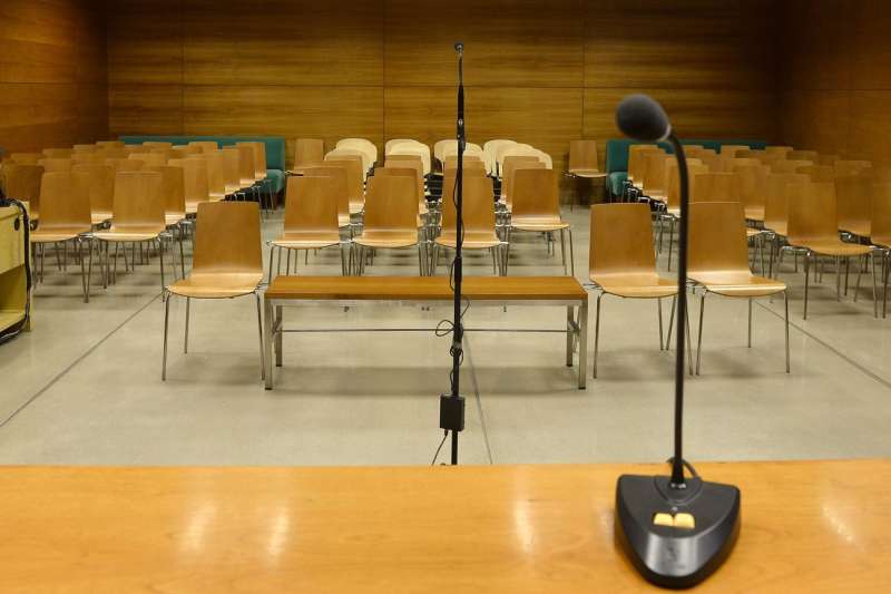 Vista de una sala antes de la celebración de un juicio. EFE/Nacho Gallego/Archivo
