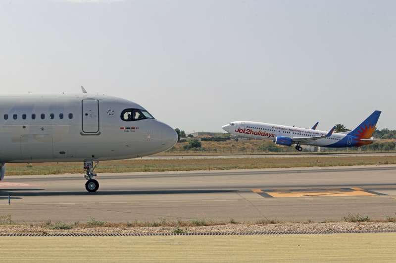 Aviones en las pistas de despegue y aterrizaje del aeropuerto internacional de Alicante-Elche, en una imagen de archivo. EFEMorell
