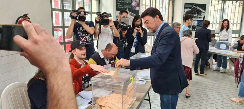 El alcalde de Alicante y candidato del PP a la reelección, Luis Barcala, votando, en una imagen facilitada por la formación.