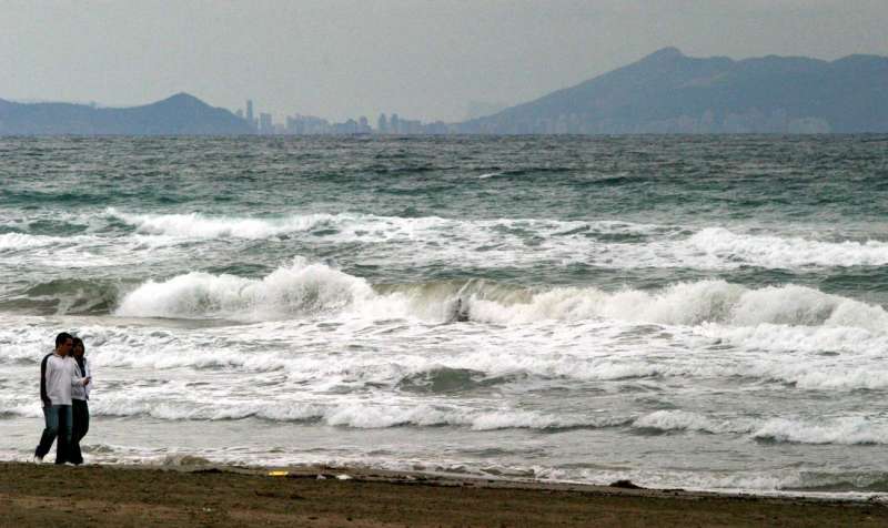 Imagen de archivo de una playa alicantina afectada por un temporal. EFE/CARLOS RODRIGUEZ
