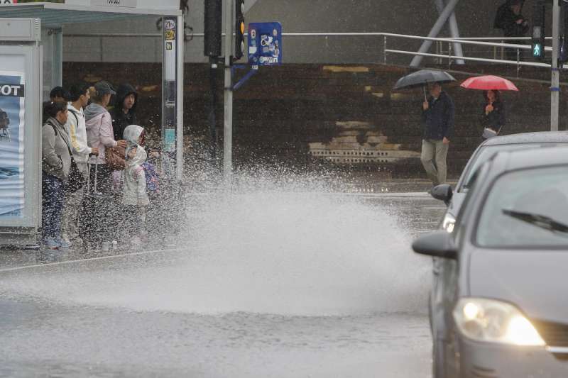 Varias personas se resguardan de la lluvia en una parada de autobs. EFEMorell
