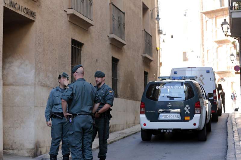 Agentes de la Guardia Civil a las puertas de los juzgados. EFEManuel BruqueArchivo
