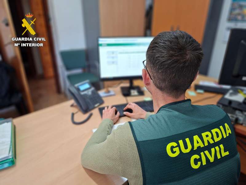 Imagen de archivo de un investigador de la Guarda Civil.  EFE
