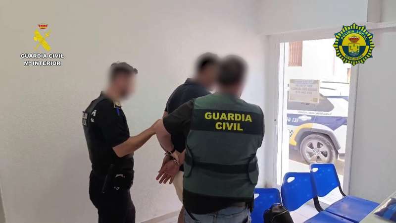 Imagen facilitada por la Guardia Civil de la detencin. EFEGC
