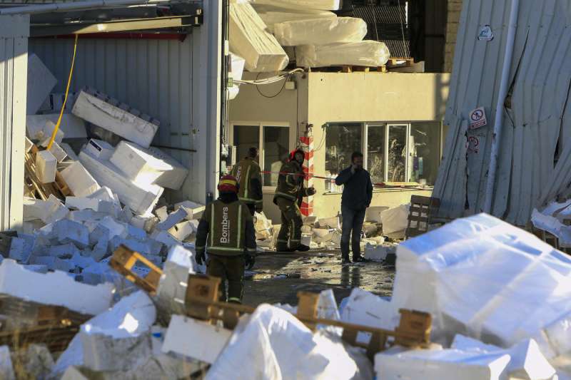 Bomberos revisando este mircoles los daos causados por una explosin en una nave industrial en Ibi (Alicante). EFEMorell
