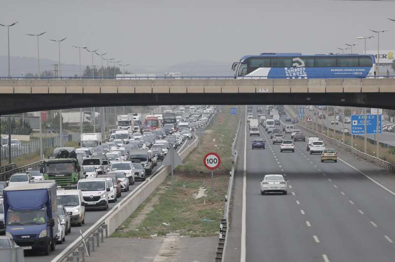 Trfico muy denso de entrada a Valencia en la A3. EFEManuel BruqueArchivo