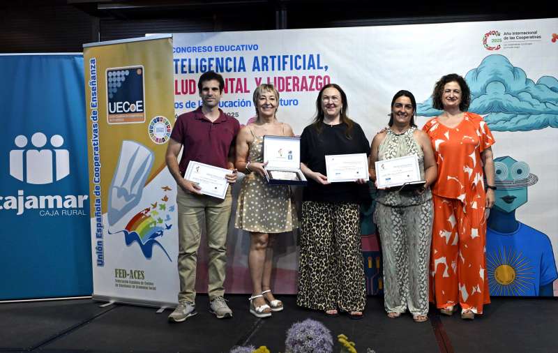 El jefe de Estudios, la tutora y las alumnas del proyecto ganador del IES La Melva junto a la directora territorial de Cajamar. EPDA