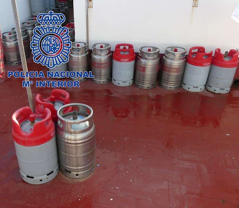 Algunas de las bombonas de butano apiladas en una fotografía facilitada por la Policía Nacional. /EPDA