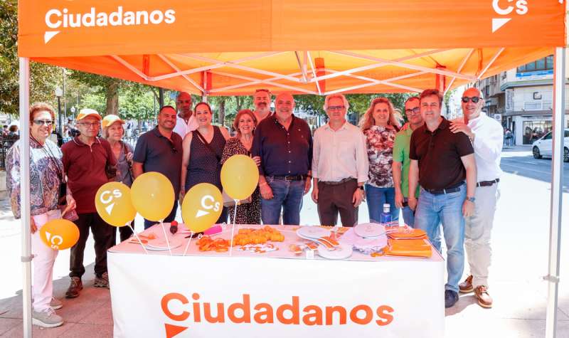 Imagen facilitada por Ciudadanos del secretario general de Ciudadanos, Carlos Prez-Nievas, junto a militantes en Alicante. EFECs
