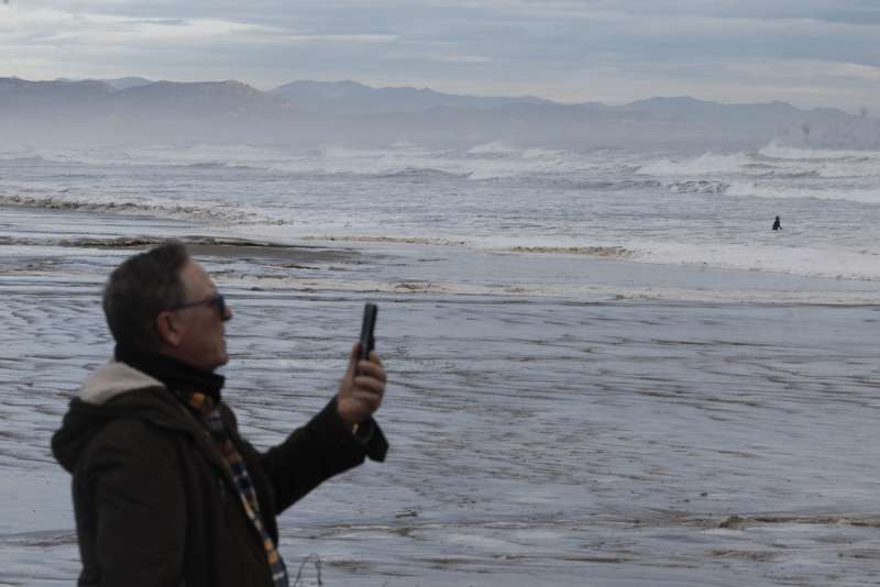 Se recomienda estar alejado de las playas. EFE Kai F�rsterling Archivo
