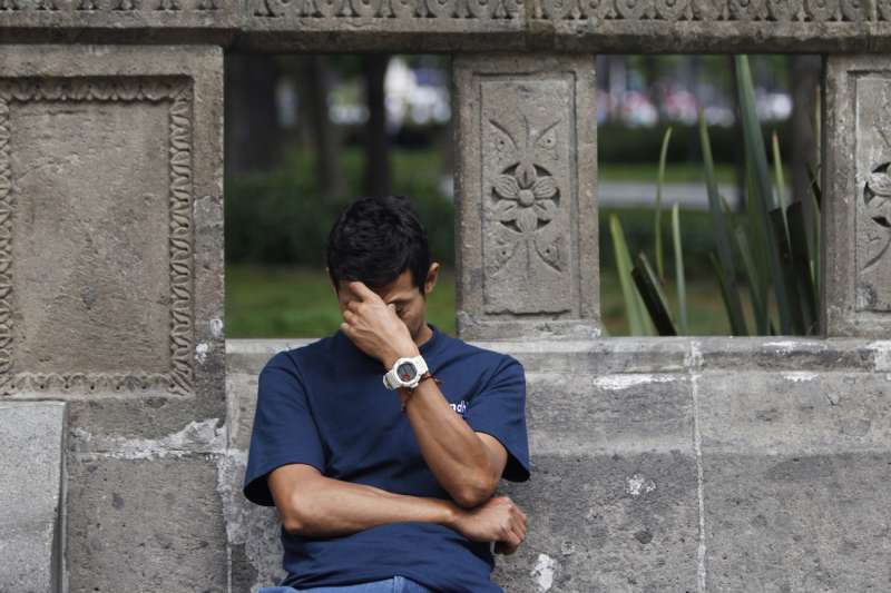 Un hombre con migraña por estrés laboral. EFE/Sáshenka Gutiérrez/Archivo
