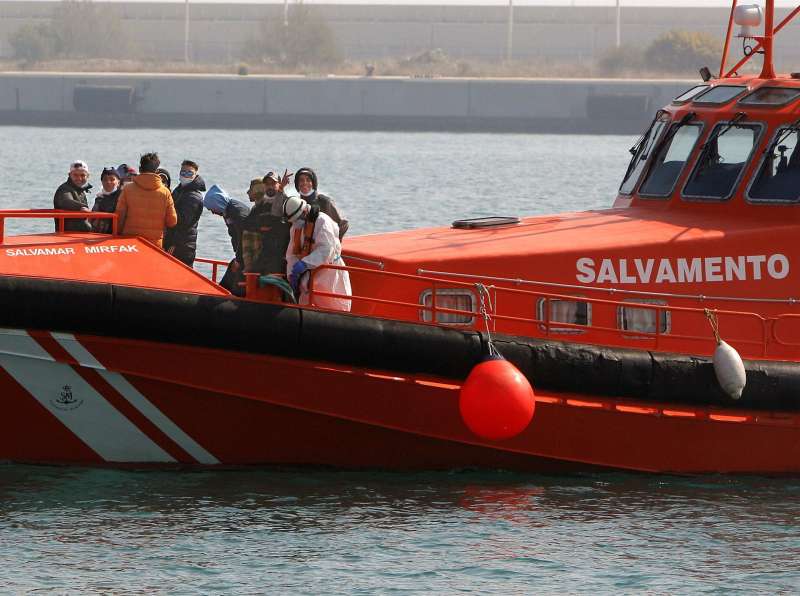 Imagen de archivo de varios inmigrantes tras ser rescatados cuando navegaban en una patera en la costa de Alicante.EFE/ Morell